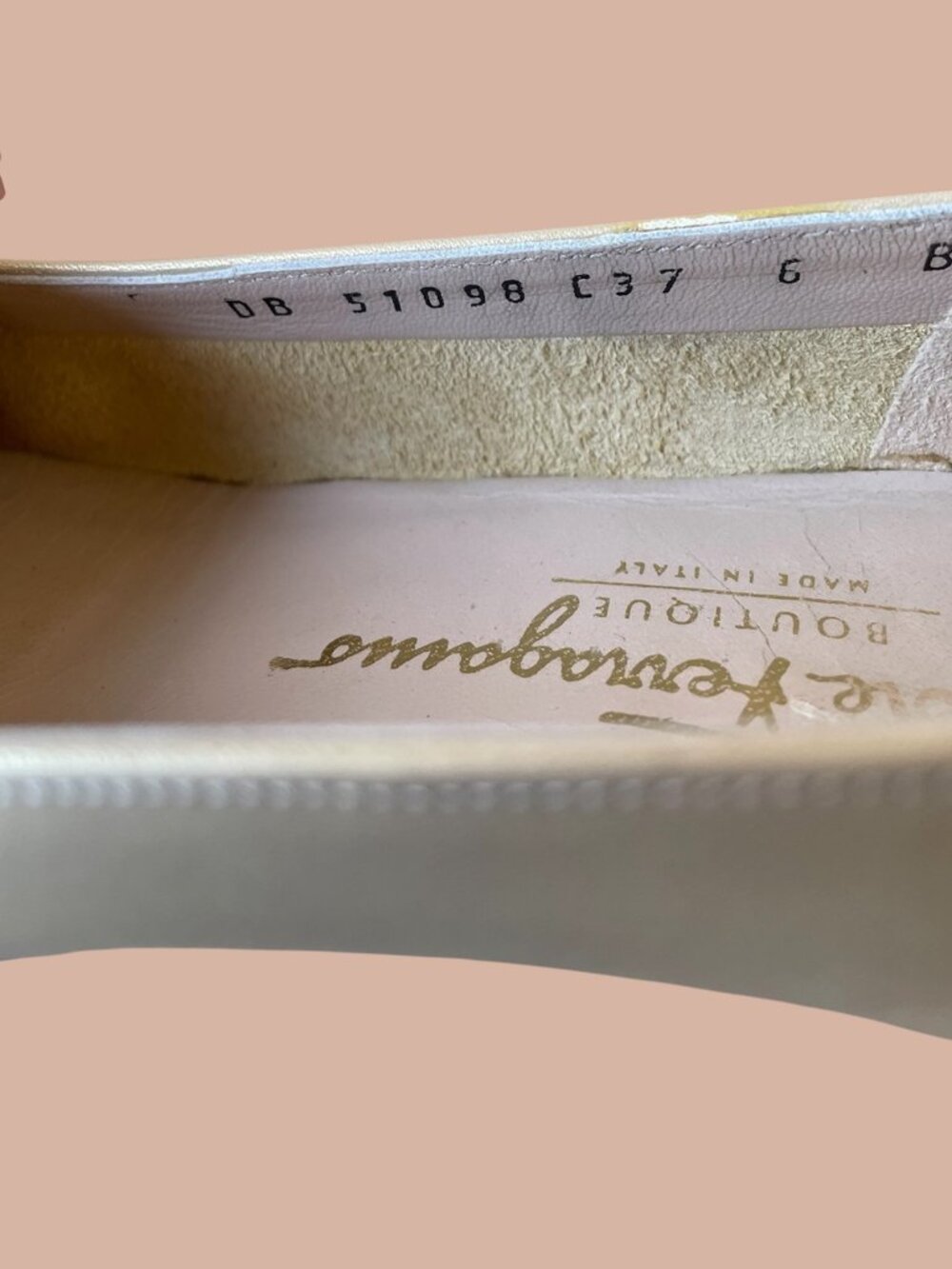 SALVATORE FERRAGAMO BOUTIQUE Ivory Gold Leather Textured Shoes Bow Size 6 Made - Picture 5 of 6